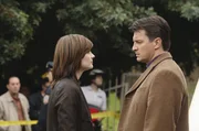 Richard Castle (Nathan Fillion, r.) f&uuml;hlt sich verantwortlich daf&uuml;r, dass das Leben von Kate Beckett (Stana Katic, l.) in Gefahr ist.