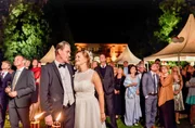 Hochzeit am Bodensee: Anne Ferch (Ines Lutz, r.) und ihr Br&auml;utigam Konrad Ferch (Pit-Arne Pietz, l.) bestaunen mit ihren G&auml;sten das Feuerwerk.