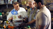 Hausflohmarkt bei Olaf (Mitte) - Trödelprofi Sükrü (re.) steht dem 53-Jährigen mit Rat und Tat zur Seite (Foto, li.: Kunde) Hausflohmarkt bei Olaf (Mitte) - Trödelprofi Sükrü (re.) steht dem 53-Jährigen mit Rat und Tat zur Seite (Foto, li.: Kunde)