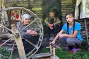 Die Urenkeltochter Gvantsa Tsiklauri (re.) ist f&uuml;r ein religi&ouml;ses Fest zu Besuch bei ihrer Uroma Sandua (li.) und ihrem Opa Paata Tsiklauri (Mi.).