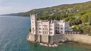 Luftaufnahme vom Schloss Miramare in Triest.