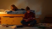 Nelly (l, Jos&eacute;phine Sanz) ) und ihre Mutter (Nina Meurisse) betrachten deren alten Kinderhefte.