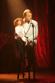 Natalies Vater Christopher Davies tritt unter dem K&uuml;nstlernamen der "Gro&szlig;e Rainone" auf.