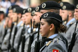 Dienst an der Waffe: F&uuml;r Frauen gilt weiter die Freiwilligkeit, ein neues Wehrpflichtmodell erfasst nur junge M&auml;nner - beides soll die personelle Aufstockung der Bundeswehr sichern.