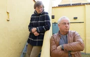 Sylvia (62, Buchhalterin) und Jürn (62, Vertriebsbeauftragter) sind seit 15 Jahren verheiratet. Sylvia fehlt die Nähe, Zärtlichkeit und Leidenschaft; sie beginnt ein Verhältnis. Als es herauskommt, brechen Streits aus und nun bleibt nur noch ein Ausweg: Paartherapie. Sylvia (62, Buchhalterin) und Jürn (62, Vertriebsbeauftragter) sind seit 15 Jahren verheiratet. Sylvia fehlt die Nähe, Zärtlichkeit und Leidenschaft; sie beginnt ein Verhältnis. Als es herauskommt, brechen Streits aus und nun bleibt nur noch ein Ausweg: Paartherapie.