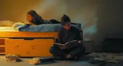 Nelly (l, Jos&eacute;phine Sanz) ) und ihre Mutter (Nina Meurisse) betrachten deren alten Kinderhefte.