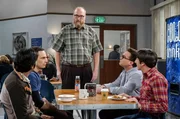 W&auml;hrend Raj (Kunal Nayyar, l.), Leonard (Johnny Galecki, 2.v.r.) und Howard (Simon Helberg, r.) Geologe Bert (Brian Posehn, M.) zu seiner Aufnahme im MacArthur Fellows-Programm gratulieren, schmollt Sheldon (Jim Parsons, 2.v.l.).