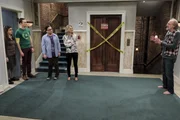 Kann Theodore (Christoph Lloyd, r.) den Konflikt zwischen den Streithähnen Amy (Mayim Bialik, l.), Sheldon (Jim Parsons, 2.v.l.), Leonard (Johnny Galecki, 3.v.l.) und Penny (Kaley Cuoco, 2.v.r.) schlichten? Kann Theodore (Christoph Lloyd, r.) den Konflikt zwischen den Streithähnen Amy (Mayim Bialik, l.), Sheldon (Jim Parsons, 2.v.l.), Leonard (Johnny Galecki, 3.v.l.) und Penny (Kaley Cuoco, 2.v.r.) schlichten?