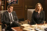 Booth (David Boreanaz), Brennan (Emily Deschanel) suchen Senatorin Hayley Winters auf, die fast jede freie Minute mit dem ermordeten Senator O'Malley zusammen war.