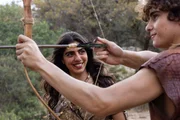 Häuptlingssohn Ubu (Itay Tarhanov) und seine beste Freundin Booga (Noa Astanjelove) beim Training fürs Bogenschießen. Häuptlingssohn Ubu (Itay Tarhanov) und seine beste Freundin Booga (Noa Astanjelove) beim Training fürs Bogenschießen.