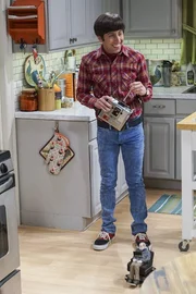 Howard (Simon Helberg) ist offenbar der einzige, der von seinem selbstgebastelten Spielzeugreplikat des weltber&uuml;hmten Astrophysikers begeistert ist ...