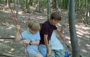 Die Abenteuer-Checker Benni, Gucki und ihr Freund Laurin beim Schaukel-Bauen im Wald.