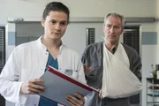 Auch Tom wird gleich am Anfang gefordert. Während seines Dienstes in der Notaufnahme, nimmt er den Patienten Rutger Wolf auf. Auch Tom wird gleich am Anfang gefordert. Während seines Dienstes in der Notaufnahme, nimmt er den Patienten Rutger Wolf auf.