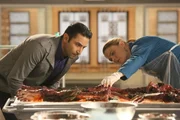 Arastoo Vaziri (Pej Vahdat, l.); Temperance Brennan (Emily Deschanel, r.)