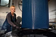 Maria Wagner, Blaudruckerin aus Bad Leonfelden beim F&auml;rben.