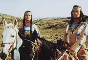 Auf dem Weg zu ihrem Stamm: Winnetou (Pierre Brice) und seine Schwester Ntscho-tschi (Marie Versini).