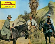 Bei der Jagd nach dem schurkischen Machredsch von Mossul treffen Kara Ben Nemsi (Lex Barker, Mi.) und Hadschi Halef Omar (Ralf Wolter, r.) auf den englischen Arch&auml;ologen Lord David Landsay (Dieter Borsche, l.).