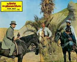 Bei der Jagd nach dem schurkischen Machredsch von Mossul treffen Kara Ben Nemsi (Lex Barker, Mi.) und Hadschi Halef Omar (Ralf Wolter, r.) auf den englischen Arch&auml;ologen Lord David Landsay (Dieter Borsche, l.).