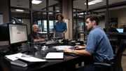 Die Ermittler Johannes Fischer (Henry H&uuml;bchen, l.), Konstanze Satorius (Victoria Trauttmansdorff, M.) und Jan Kettler (Lucas Reiber, r.) untersuchen eine am Tatort gefundene Visitenkarte, die sie ins Jahr 1995 versetzt.