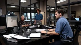 Die Ermittler Johannes Fischer (Henry H&uuml;bchen, l.), Konstanze Satorius (Victoria Trauttmansdorff, M.) und Jan Kettler (Lucas Reiber, r.) untersuchen eine am Tatort gefundene Visitenkarte, die sie ins Jahr 1995 versetzt.