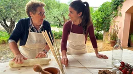 Nonna Albina (li.) zeigt Serena Loddo wie Busiate, eine traditionelle sizilianische Nudelsorte, gemacht werden.