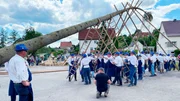 Aufstellen des Maibaums auf dem Schenkenplatz in Wei&szlig;enborn