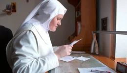 Die Familie schreibt Briefe an Margarethe, die auf Probe im Kloster lebt.