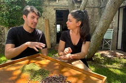 Pistazien aus Bronte: Serena Loddo &uuml;berzeugt sich vor Ort, warum Bronte-Pistazien als "gr&uuml;nes Gold" bezeichnet werden.