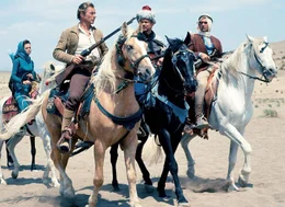 Ingdscha (Marie Versini, l.), Kara Ben Nemsi (Lex Barker, 2.v.l.), Hadschi Halef Omar (Ralf Wolter, 2.v.r.) und Ahmed el Corda (Gustavo Rojo, r.) begeben sich auf eine gef&auml;hrliche Reise durch die W&uuml;ste Kurdistans, um den Schatz der Chald&auml;er zu besch&uuml;tzen.