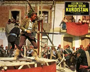 Vor der Hinrichtung eines Freundes ist Kara Ben Nemsi (Ben Barker) zur Stelle. Er nutzt die Verwirrung der Soldaten aus und kann ungeschoren mit dem Verurteilten entkommen.