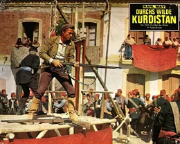 Vor der Hinrichtung eines Freundes ist Kara Ben Nemsi (Ben Barker) zur Stelle. Er nutzt die Verwirrung der Soldaten aus und kann ungeschoren mit dem Verurteilten entkommen.