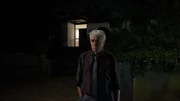 Johannes Fischer (Henry H&uuml;bchen) steht vor seinem Haus, in dem er ein Licht hat brennen lassen, in der Hoffnung, dass seine Freundin zur&uuml;ckkehrt.
