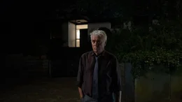 Johannes Fischer (Henry H&uuml;bchen) steht vor seinem Haus, in dem er ein Licht hat brennen lassen, in der Hoffnung, dass seine Freundin zur&uuml;ckkehrt.