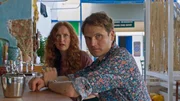 Da hilft kein Drink: Volker (Fabian Hinrichs) hat sich mit dem falschen angelegt, Renate (Deborah Kaufmann) hat ihn gewarnt.