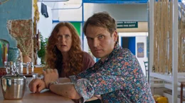 Da hilft kein Drink: Volker (Fabian Hinrichs) hat sich mit dem falschen angelegt, Renate (Deborah Kaufmann) hat ihn gewarnt.