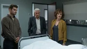 Die Ermittler Jan Kettler (Lucas Reiber, l.), Johannes Fischer (Henry H&uuml;bchen, M.) und Konstanze Satorius (Victoria Trauttmansdorff, r.) befinden sich am Tatort. Eine unbekannte Koma-Patientin wurde von den lebenserhaltenden Maschinen getrennt.