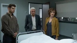 Die Ermittler Jan Kettler (Lucas Reiber, l.), Johannes Fischer (Henry H&uuml;bchen, M.) und Konstanze Satorius (Victoria Trauttmansdorff, r.) befinden sich am Tatort. Eine unbekannte Koma-Patientin wurde von den lebenserhaltenden Maschinen getrennt.