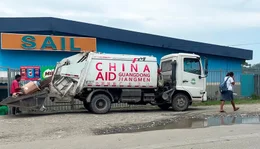 Selbst die M&uuml;llfahrzeuge auf den Salomonen tragen den Hinweis, dass sie von China gespendet wurden.
