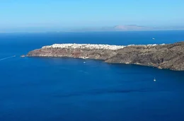 Spektakul&auml;res Santorin &ndash; weltber&uuml;hmt die Caldera mit den steilen Klippen, an denen die wei&szlig;en Kykladenh&auml;user h&auml;ngen.