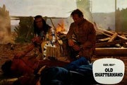 Winnetou (Pierre Brice) und Old Shatterhand (Lex Barker) knien vor dem toten Tujunga (Alain Tissier), der sich mit dem Pulvermagazin von Fort Grand selbst in die Luft gesprengt hat, um seinem Stamm den Sieg zu sichern.