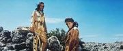Wieder einmal ist es Winnetou (Pierre Brice, l.) und Old Firehand (Rod Cameron, r.) gelungen, der Gerechtigkeit zum Sieg zu verhelfen ...