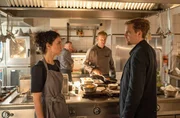 Mariella Vialli (Mariam Hage, l.) geht dazwischen, als Feinkosth&auml;ndler Leon Sch&uuml;tte (Sebastian Klein, r.) ihren Mann Hagen Benschopp (Frederic Heidorn, h.r.) in der K&uuml;che ihres gemeinsamen Restaurants angeht. Wenig sp&auml;ter ist Hagen tot.