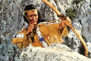 Winnetou (Pierre Brice), der H&auml;uptling der Apachen, k&auml;mpft gegen eine Bande von Verbrechern.
