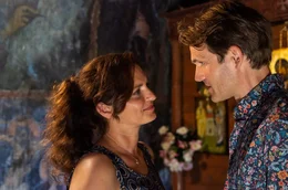 Volker (Fabian Hinrichs) f&uuml;hlt sich von Barbara (Erika Marozs&aacute;n) angezogen.