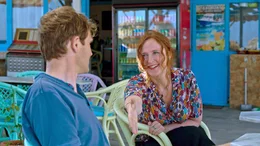 Stammg&auml;ste in der Taverne: Renate (Deborah Kaufmann) stellt sich Volker (Fabian Hinrichs) vor.