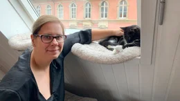 Delia Nitschke nimmt mit ihrem Kater Oreo an einem Experiment teil. Sie will herausfinden, ob ihre Katzen eifers&uuml;chtig sein k&ouml;nnen.