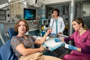 Viktoria Stadler (Isabella Krieger, r.) arbeitet zum ersten Mal mit Chef&auml;rztin Dr. Karin Patzelt (Marijam Agischewa, M.) in der Notaufnahme, als gleich ein ungew&ouml;hnlicher Fall reinkommt. Beatrice Schneider (Laura Louisa Garde, l.) hat sich versehentlich beim Kochen den Daumen abgehackt.