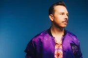 MDR FERNSEHEN PURPLE DISCO MACHINE - FROM DRESDEN TO THE WORLD, am Donnerstag (28.03.24) um 23:00 Uhr. Purple Disco Machine ist einer der weltweit erfolgreichsten DJ&rsquo;s und Produzenten - ein Star der Electronic dance music. Ob Ibiza oder Coachella Festival, Mexiko City, Austin, Hongkong oder New York, wo er angek&uuml;ndigt ist, f&uuml;llt er Arenen. Bekannt wurde der Dresdener mit Remixes f&uuml;r andere Stars : Sir Elton John, Lady Gaga, Dua Lipa, Fatboy Slim,  Gorillaz, Jamiroquai oder Diplo.  Doch mit eigenen Hits wie &bdquo;Hypnotized&ldquo;, &bdquo;Dopamin&ldquo;, oder &bdquo;Fireworks&ldquo; hat er inzwischen bei Spotify mit einer Milliarde Streams mehr als Rammstein und Helene Fischer zusammen.  Nur wenn er nach Hause kommt, bleibt er anonym. Dann ist er Tino Piontek, 42 Jahre alt, verheiratet und Vater, ein nahezu ganz normaler Dresdener. Wer dieser Mann ist und wie er so erfolgreich wurde, was seine Heimat Dresden, Phil Collins und seine Oma damit zu tun haben, davon erz&auml;hlt dieser Film.  Purple Disco Machine (Tino Piontek)