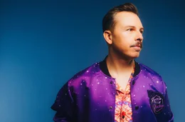 MDR FERNSEHEN PURPLE DISCO MACHINE - FROM DRESDEN TO THE WORLD, am Donnerstag (28.03.24) um 23:00 Uhr. Purple Disco Machine ist einer der weltweit erfolgreichsten DJ&rsquo;s und Produzenten - ein Star der Electronic dance music. Ob Ibiza oder Coachella Festival, Mexiko City, Austin, Hongkong oder New York, wo er angek&uuml;ndigt ist, f&uuml;llt er Arenen. Bekannt wurde der Dresdener mit Remixes f&uuml;r andere Stars : Sir Elton John, Lady Gaga, Dua Lipa, Fatboy Slim,  Gorillaz, Jamiroquai oder Diplo.  Doch mit eigenen Hits wie &bdquo;Hypnotized&ldquo;, &bdquo;Dopamin&ldquo;, oder &bdquo;Fireworks&ldquo; hat er inzwischen bei Spotify mit einer Milliarde Streams mehr als Rammstein und Helene Fischer zusammen.  Nur wenn er nach Hause kommt, bleibt er anonym. Dann ist er Tino Piontek, 42 Jahre alt, verheiratet und Vater, ein nahezu ganz normaler Dresdener. Wer dieser Mann ist und wie er so erfolgreich wurde, was seine Heimat Dresden, Phil Collins und seine Oma damit zu tun haben, davon erz&auml;hlt dieser Film.  Purple Disco Machine (Tino Piontek)