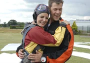 Susanne (Elisabeth Lanz) und Christoph (Sven Martinek) nach dem gegl&uuml;ckten Sprung aus den Wolken. Jetzt kann geheiratet werden.